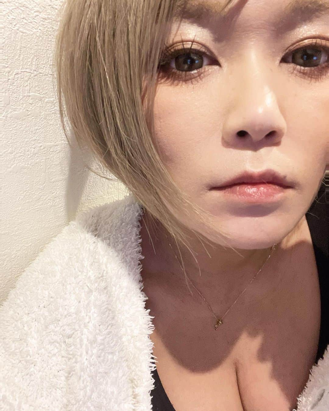 宮下美恵さんのインスタグラム写真 - (宮下美恵Instagram)「#過去pic   最近ショートヘアのカットスタイルを変えてみたりとか、、 以前よりサイドは全体的に長めにしました。 気分でセットも変えてみてます。  顔のあらゆる所にもこの冬はより気にするようにもなり、スキンケア美容博士の娘にも散々教わりながら、肌の調子がどんどん良くなる事で、気にし過ぎていたあれこれのシワすらも消えてきて、肌のハリがかなり変わったと、スッピンの家の中で度々娘にも褒められるようになり、 喜びからも、メイクを少しずつ薄くするようにも☺️  画像は1ヶ月半以上前のものなので、最近はこの時と比べたら、やっぱり色々変化出たのと、今の方がハリや目元も違ったなとか、投稿しながら振り返ってます❣️✨  3年以上振りのネイル💅もようやく出来たりと、 家事育児仕事で自分を後回しにし過ぎてしまい、普段はメンズみたいな状態が多くいましたが、春また一つ歳を重ねてしまうので、久しぶりに女性らしいファッションも沢山取り入れて、女磨きをまたすこーしづつ頑張れたらと思ってるところです☺️✨  salon @ism_kitasenju  stylist @ism_miyabi.m   #金髪#ブロンズ #金髪ショート #ショートヘア #ショートヘアアレンジ #ショートボブ #ショートスタイル #ショートカット #ショート女子 #アラフォーコーデ #アラフォー女子 #アラフォーママ #アラフォーヘア #アラフォーメイク #三姉妹ママ #低身長コーデ #アラフォーファッション #アラフォー美容#肌改善#美容#スキンケア#ヘアケア」3月16日 0時06分 - miemiyashita