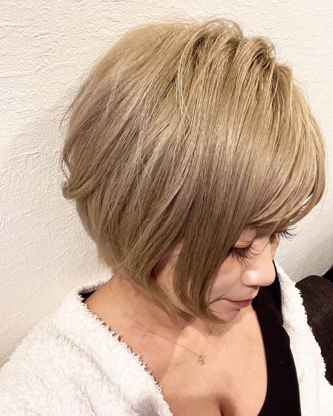 宮下美恵さんのインスタグラム写真 - (宮下美恵Instagram)「#過去pic   最近ショートヘアのカットスタイルを変えてみたりとか、、 以前よりサイドは全体的に長めにしました。 気分でセットも変えてみてます。  顔のあらゆる所にもこの冬はより気にするようにもなり、スキンケア美容博士の娘にも散々教わりながら、肌の調子がどんどん良くなる事で、気にし過ぎていたあれこれのシワすらも消えてきて、肌のハリがかなり変わったと、スッピンの家の中で度々娘にも褒められるようになり、 喜びからも、メイクを少しずつ薄くするようにも☺️  画像は1ヶ月半以上前のものなので、最近はこの時と比べたら、やっぱり色々変化出たのと、今の方がハリや目元も違ったなとか、投稿しながら振り返ってます❣️✨  3年以上振りのネイル💅もようやく出来たりと、 家事育児仕事で自分を後回しにし過ぎてしまい、普段はメンズみたいな状態が多くいましたが、春また一つ歳を重ねてしまうので、久しぶりに女性らしいファッションも沢山取り入れて、女磨きをまたすこーしづつ頑張れたらと思ってるところです☺️✨  salon @ism_kitasenju  stylist @ism_miyabi.m   #金髪#ブロンズ #金髪ショート #ショートヘア #ショートヘアアレンジ #ショートボブ #ショートスタイル #ショートカット #ショート女子 #アラフォーコーデ #アラフォー女子 #アラフォーママ #アラフォーヘア #アラフォーメイク #三姉妹ママ #低身長コーデ #アラフォーファッション #アラフォー美容#肌改善#美容#スキンケア#ヘアケア」3月16日 0時06分 - miemiyashita