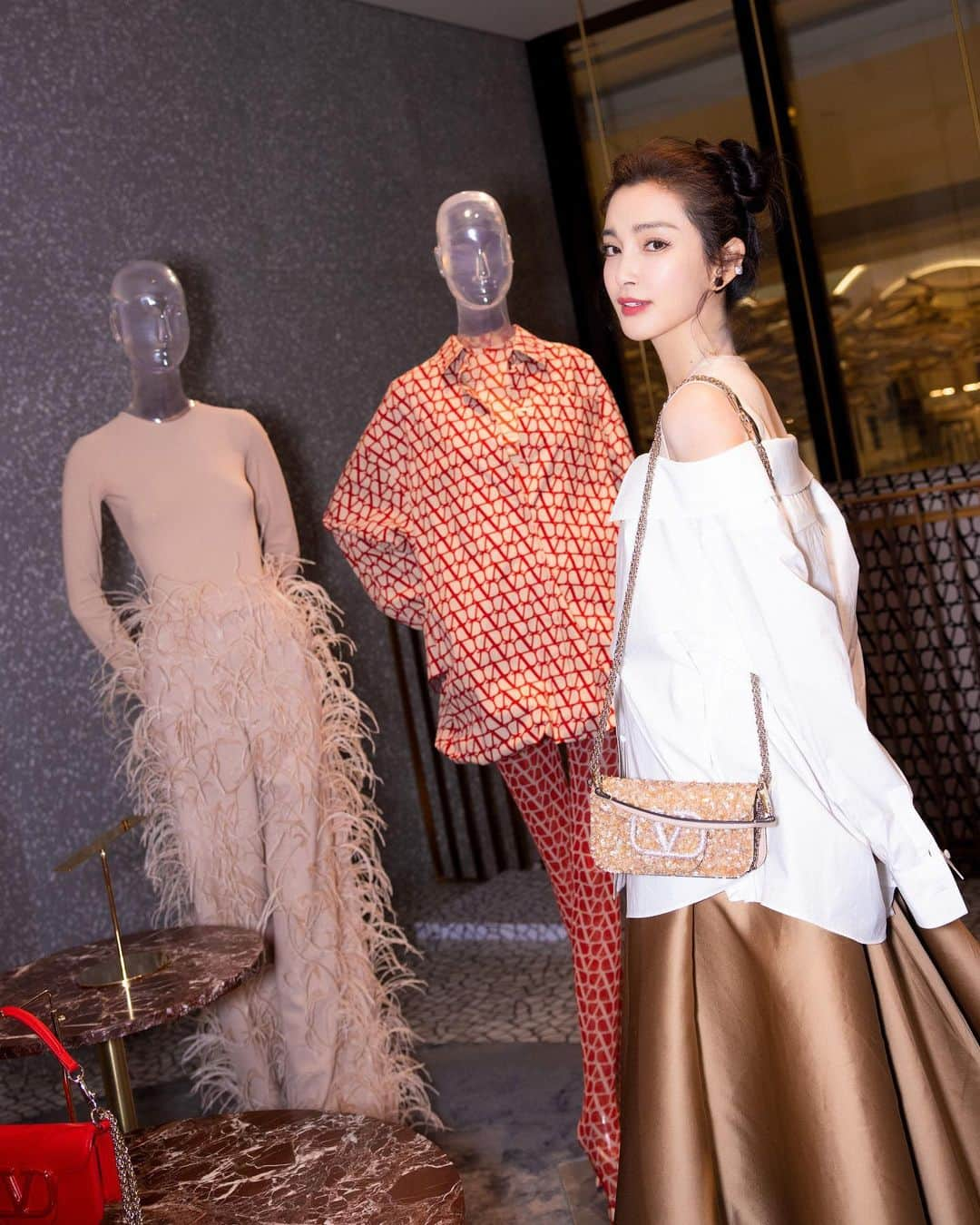 リー・ビンビン（Li Bingbing）さんのインスタグラム写真 - (リー・ビンビン（Li Bingbing）Instagram)「Minimal but unlimited.  @maisonvalentino @wmagchina  #UnboxingValentino」3月16日 0時09分 - libingbing