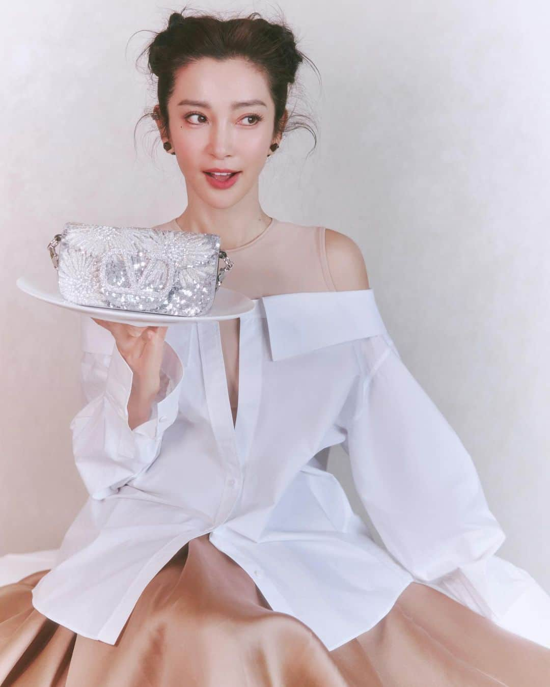 リー・ビンビン（Li Bingbing）さんのインスタグラム写真 - (リー・ビンビン（Li Bingbing）Instagram)「Minimal but unlimited.  @maisonvalentino @wmagchina  #UnboxingValentino」3月16日 0時09分 - libingbing