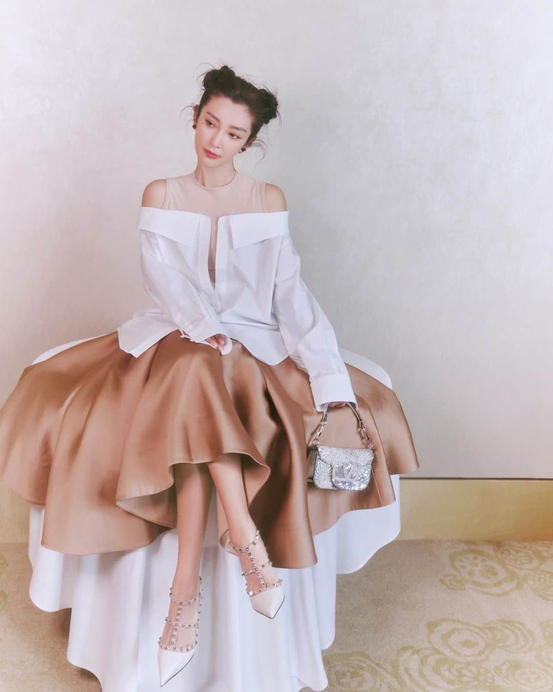 リー・ビンビン（Li Bingbing）のインスタグラム：「Minimal but unlimited.  @maisonvalentino @wmagchina  #UnboxingValentino」