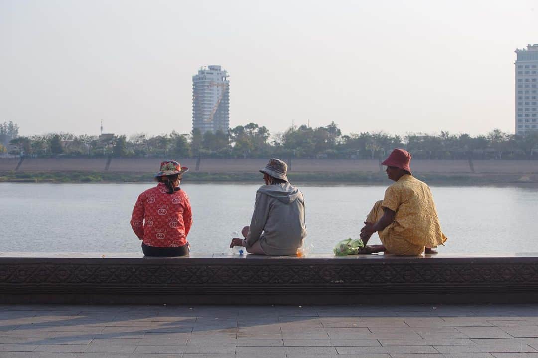 Shunsuke Miyatakeのインスタグラム：「3 friends at dawn /  Many people going out around riverside. But there're not so many people at dawn. These people were sitting down together and chitchatting.   One got drunk with beer, one drank water, the other spoke quietly. They might live around here or on the boats.  Nobody knows. But they were laughing while talking. It might be good to go to riverside and talk with your friends with watching river flows sometimes if you are going between your house and office everyday.」