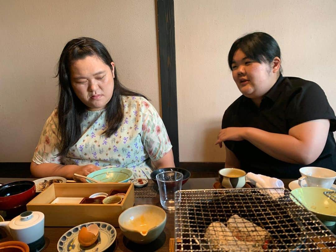 きりやはるかのインスタグラム：「朝は眠いから #ぼる塾 #あんり #田辺さん #旅館 #朝食 #食べ終わって #田辺さんおねむ #愛おしい #大好き」