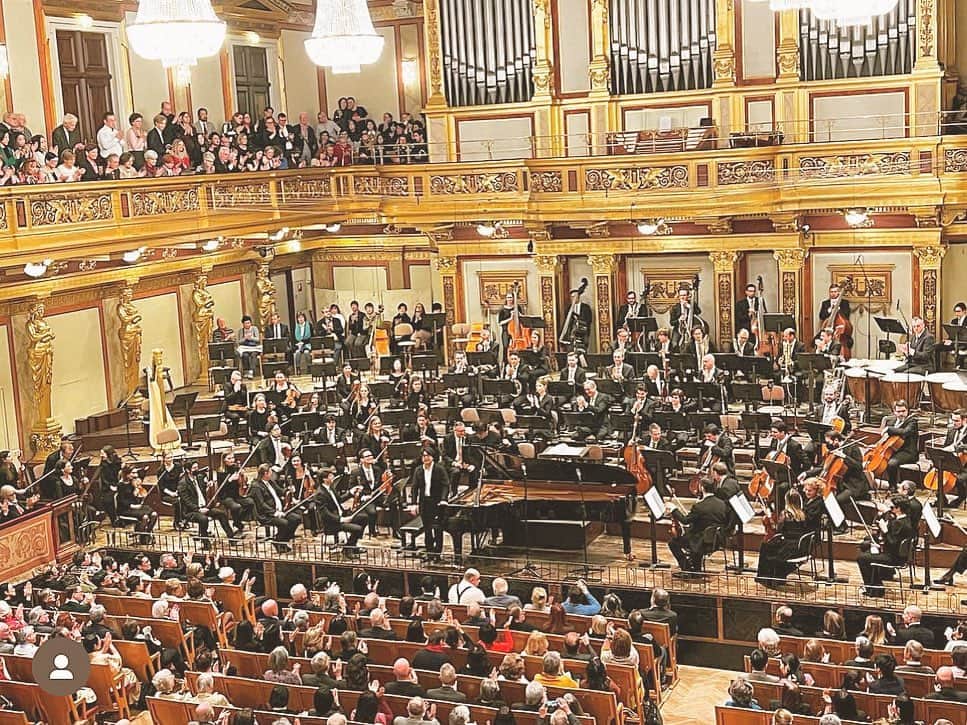 反田恭平さんのインスタグラム写真 - (反田恭平Instagram)「Musikverein is a one and only hall for me.  It was a memorable time. I was happy to come back once again. Thank you 😌  By the way, It was very emotional to be able to go from home to the hall. Not from the hotel !! I mean…moved here in Vienna from Poland))  Rachmaninoff: Piano Concerto No.3 op.30  11-14.03/2023  #tonkünstlerorchester  #musikverein #rachmaninoff #yutakasado #kyoheisorita  #life #pianist」3月16日 0時35分 - kyoheisorita