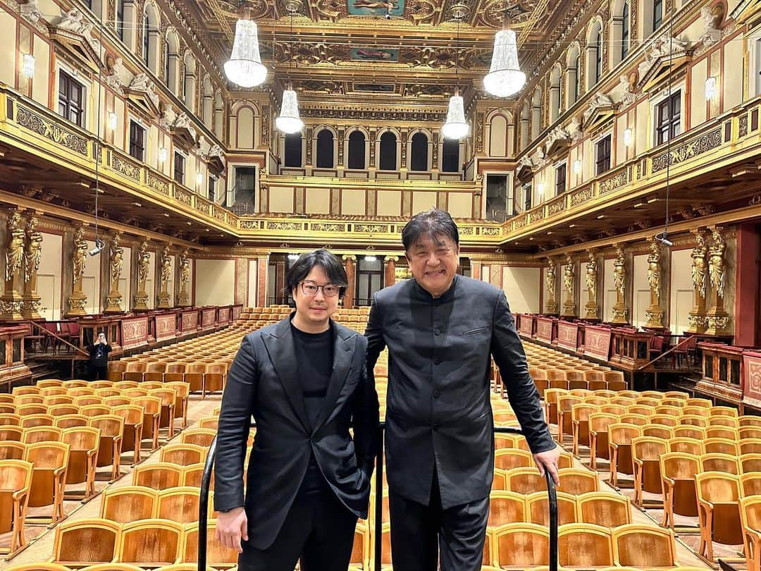 反田恭平のインスタグラム：「Musikverein is a one and only hall for me.  It was a memorable time. I was happy to come back once again. Thank you 😌  By the way, It was very emotional to be able to go from home to the hall. Not from the hotel !! I mean…moved here in Vienna from Poland))  Rachmaninoff: Piano Concerto No.3 op.30  11-14.03/2023  #tonkünstlerorchester  #musikverein #rachmaninoff #yutakasado #kyoheisorita  #life #pianist」