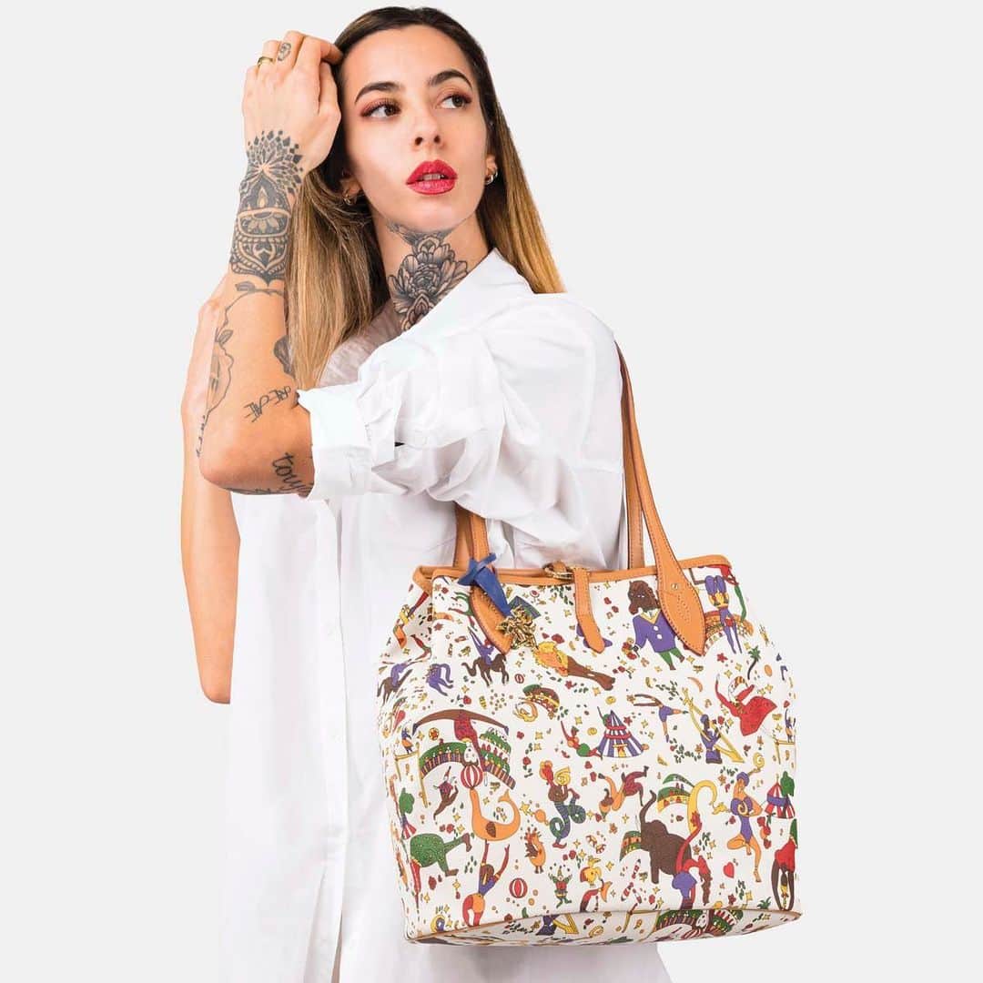 ピエログイディのインスタグラム：「Piero Guidi “Angeli del Nostro Tempo” – Collezione Magic Circus tote bag mod. “Elisa”. Realizzata con lavorazione a “selleria”, in cuoio pregiato e tessuto goffrato stampato in 13 colori con il disegno di un circo magico. Per Lucia – Digita marketing manager-@lucialudovicalupini dipinta nel suo spirito innovativo come le nostre idee, la nostra creatività #PieroGuidi Magic Circus “la Fantasia non muore mai”   #MagicCircus #Pgcreativefactory #loveitaly」