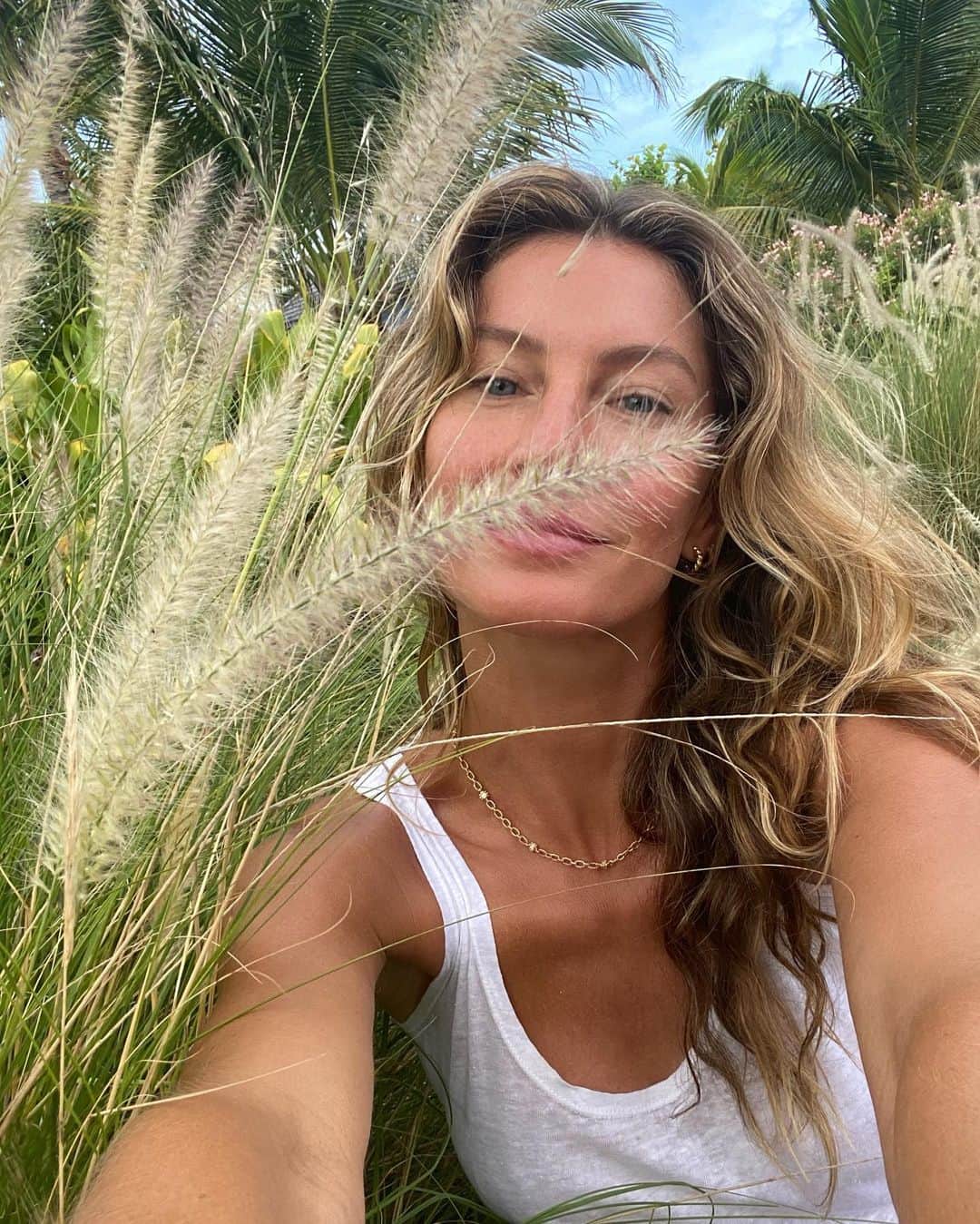 ジゼル・ブンチェンのインスタグラム：「"Everything we hear is an opinion, not a fact. Everything we see is a perspective, not the truth.” ✨ Tudo o que ouvimos é uma opinião, não um fato. Tudo o que vemos é uma perspectiva, não a verdade.”」