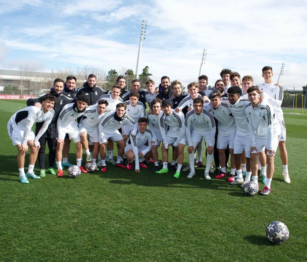アルバロ・アルベロアのインスタグラム：「Si hay un día en el que creer en mis jugadores, es hoy.  Si hay un día en el que pienso que son los mejores, es hoy.  Si hay un día en el que estoy orgulloso de ser su entrenador, es hoy. La vida y especialmente el fútbol va de disfrutar las pequeñas alegrías y sobre todo de superar las grandes decepciones. Nos queda mucho por lo que pelear y vamos a ir a por ello. Juntos.」