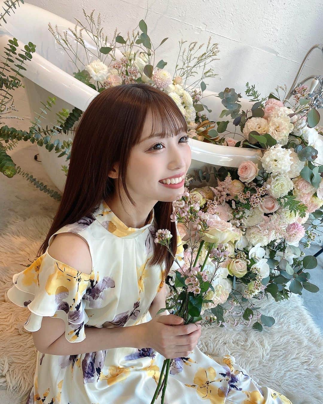 のインスタグラム：「大人になってからお花好きになった♡💐 . . かなかなのシュエラテ展示会行った時の💗 . . .   #グラビア #水着 #ミスflash2019  #アイドル #モデル #撮影 #撮影会 #写真 #camera #gravure #グラドル」