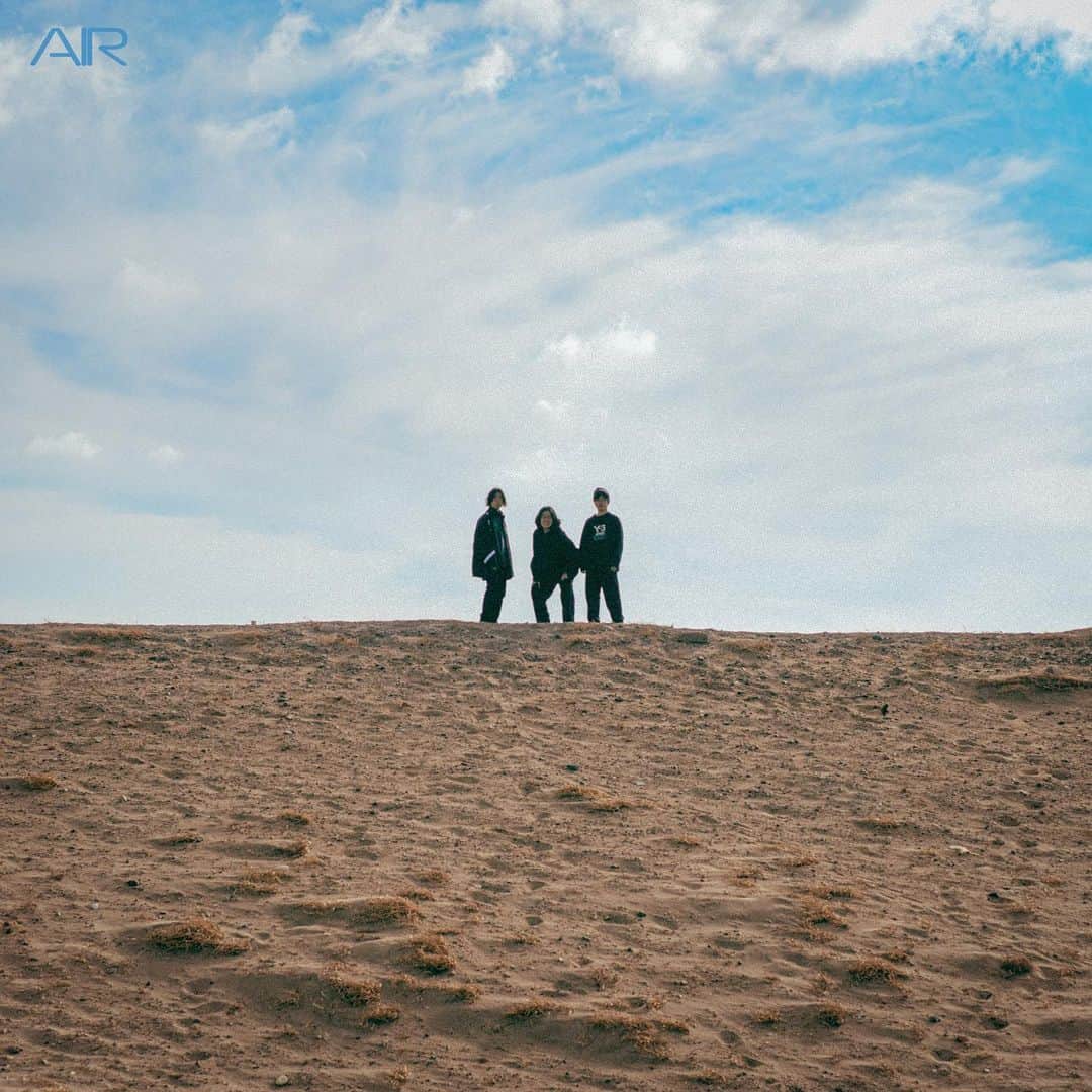 小林右京のインスタグラム：「【最新デジタルシングルリリース開始】  ********************************* 4th Single「AIR」 作詞作曲:小林右京 *********************************  出た〜〜！！！久々のバンドの新曲！！！ 春といえば出会いと別れの季節ですなぁ、というわけで今いる場所から飛び出して新しい場所(ステージ)に行くぞ(行きてぇなぁ…)という意思の表明みたいな曲を作りました 閉塞を突き破る開放感みたいなものが欲しかったのでポップにしたつもりですがメンバーの陸からは「全然ポップじゃなくねえか？」的なことを言われ、　🤴 　　👊╋━━━━ 　　　　　𝑭𝑰𝑵𝑨𝑳 𝑭𝑨𝑵𝑻   𝑨𝑺𝒀………..」