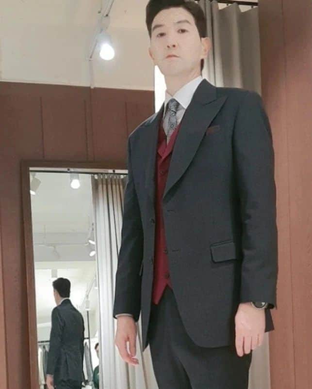 ハン・サンジンのインスタグラム：「New character!! Fitting clothes.. I can't tell you everything yet, so please wait!!!  I'll come back with a good drama #hansangjin  #한상진」