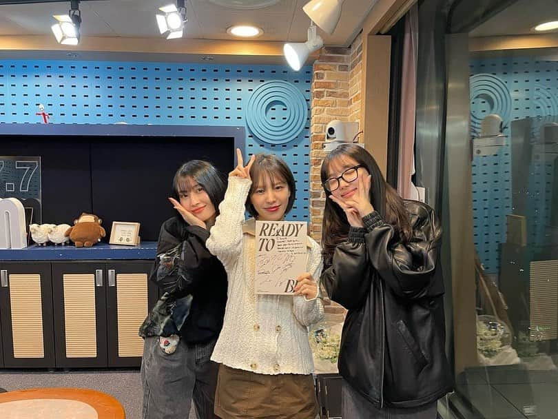 TWICEさんのインスタグラム写真 - (TWICEInstagram)「Nayeon & Momo's photos with Wendy at "Wendy's Young Street"」3月16日 1時10分 - twicenews