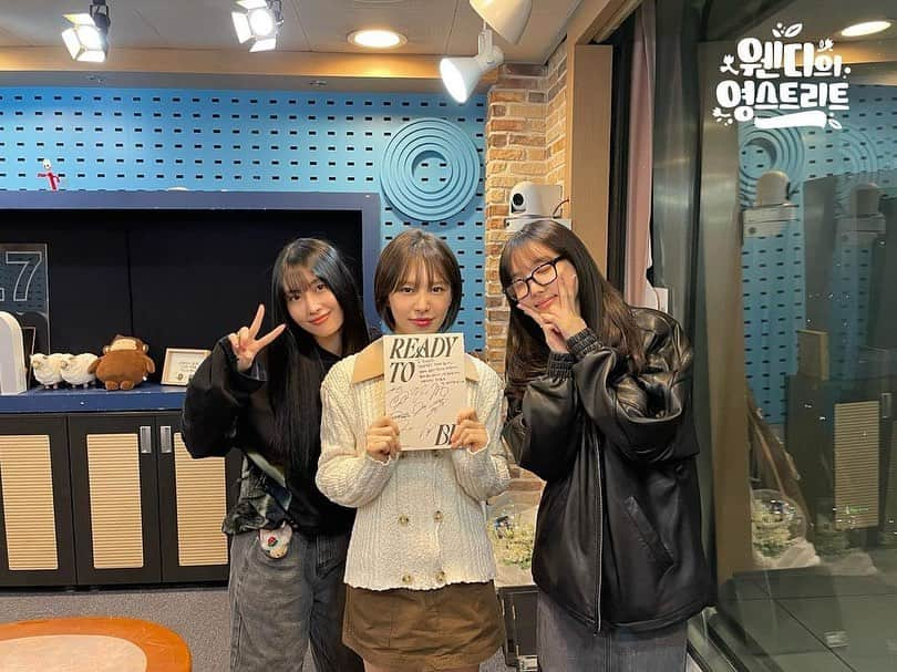 TWICEさんのインスタグラム写真 - (TWICEInstagram)「Nayeon & Momo's photos with Wendy at "Wendy's Young Street"」3月16日 1時10分 - twicenews