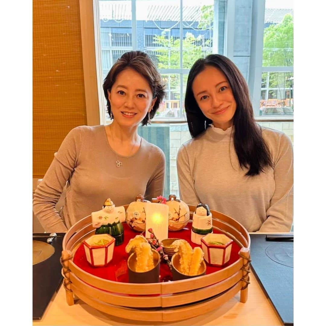 牧瀬里穂のインスタグラム：「茶友、、いえ！先輩✨の @oqooyuka ちゃんとランチ お食事の器や飾りつけが雛祭りで 2人で 「かわいいね〜❤️大人になっても雛祭りは楽しいなぁ」と 静かに⁉️きゃあきゃあしてました😆 外国でも茶道を頑張っている　教えている話を聞いて 帰国している時も、お稽古に行って 美術館に行ったりしている姿を見て  茶道は季節を楽しめて 人をもてなす心を学び またそれに触れて、、、  お仕事で休みがちだったけど、 そろそろ落ち着いてきたので 再開しようかなぁと でも何事も再開する時って 何だか腰が重いというか😅 ついつい先延ばしにしちゃうけど 春風のようにふんわりと 背中を押してくれてありがとう😊💕」