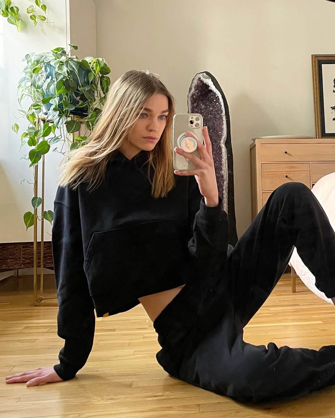 サマンサ・グラドヴィルのインスタグラム：「The cutest shadow @auroratheredgolden + the coziest fit @yellowlabelco 🖤 #dogmomaf #plantmomma #amethystobsessions」