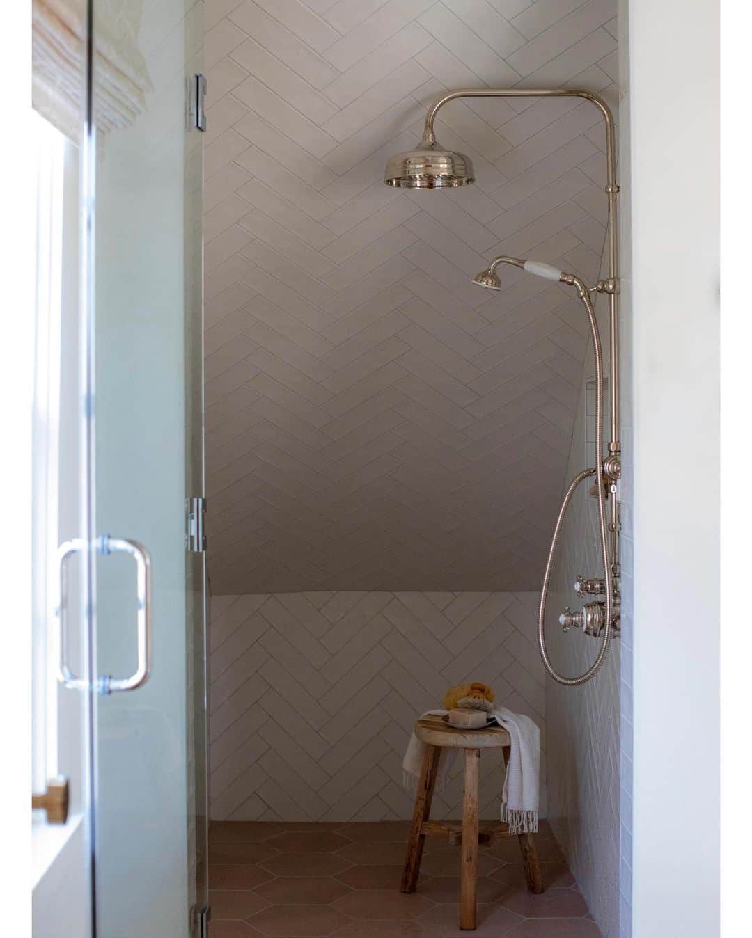 エリン フェザーストンのインスタグラム：「The pitched ceilings in my office space created an interesting split bathroom with the shower on one side and the water closet on the other. When it comes to small bathroom design, I take a jewel box approach. Here that meant bringing in stellar fixtures from @houseofrohl and tile from @bedrosianstile 📷 by @elizabethmessina」