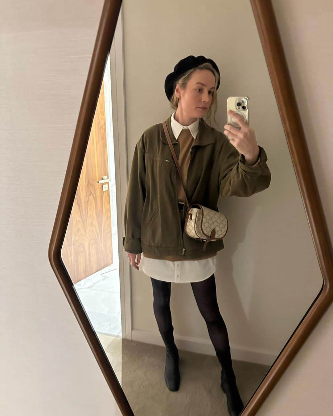 ブリー・ラーソンのインスタグラム：「I used to think it was beret szn, but really it’s bonnet szn (shout out to Iman for crocheting my dream bonnet)」