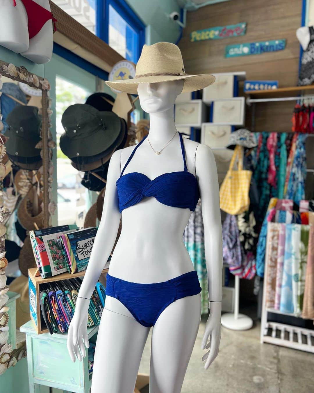 Pualani Hawaii Beachwearさんのインスタグラム写真 - (Pualani Hawaii BeachwearInstagram)「倉庫で見つかった掘り出し物アイテム🥳  ネイビーカラーが上品な”Acapulco” が、ファイナルセール価格で入荷してきました！  バンドゥはLサイズのみ($52)  ラブボトムはXXS・ XS・XLの3サイズ(&46)  タンキニはXS・Sの2サイズです($52)   気になる方はお問い合わせください🥰  #hawaii#oahu#bikini#hawaiilove#ハワイ#ハワイ旅行 #ハワイ生活 #ビーチ#ビキニ#モンサラット#ハワイ土産#ビキニ#水着#ビーチウェア#海#夏#ワンピース#ワンピース水着#モンサラットアベニュー #ハワイライフ#bikini#fashion #swimsuit #summer#bikinishoot #bikinistyle #水着女子 #水着コーデ #ビキニ👙 #ビキニコーデ」3月16日 2時23分 - pualani_monsarrat