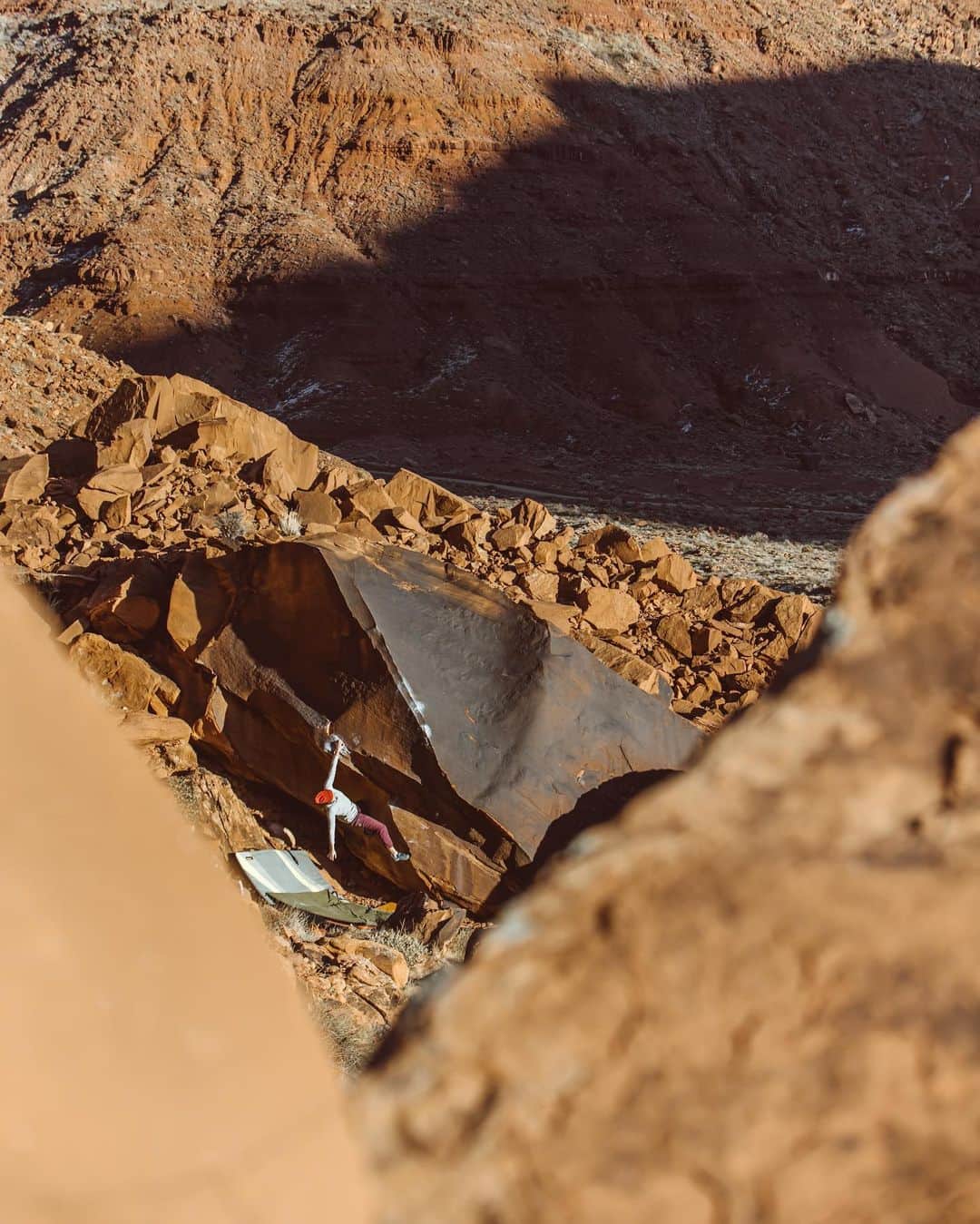 シャーロット・デュリフのインスタグラム：「Day (and night!) dreaming of climbing on rocks 💭  Pretty sure that the last time I touched rock was in Moab with a big group a friends, back in December 😱 Since then, the weather has been miserably wintery/wet in SLC and I’ve been serious with physical therapy to heal from a knee injury, so climbing hasn’t been on the agenda much.   Life has been very busy and exciting nonetheless 😇 Plus, now climbing indoors feels alright on my knee🤞🏼 and Spring is slooowly peaking around the corner so I’m excited for the knee and weather stars to align at the good time for me to enjoy outdoor climbing soon, and be fully back on track for some exciting trips and projects later this year 😃  Photo by @joshlrsn @coldhousemedia during our trip to Moab, UT.  @mountainhardwear @petzl_official @eb_climbing @volxholds」