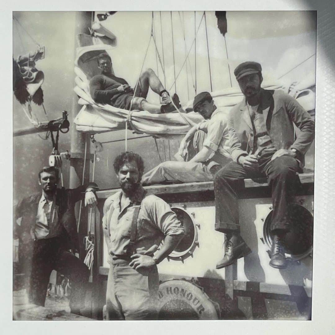 アレックス・ペティファーのインスタグラム：「Ministry of Ungentlemanly Warfare  @guyritchie」