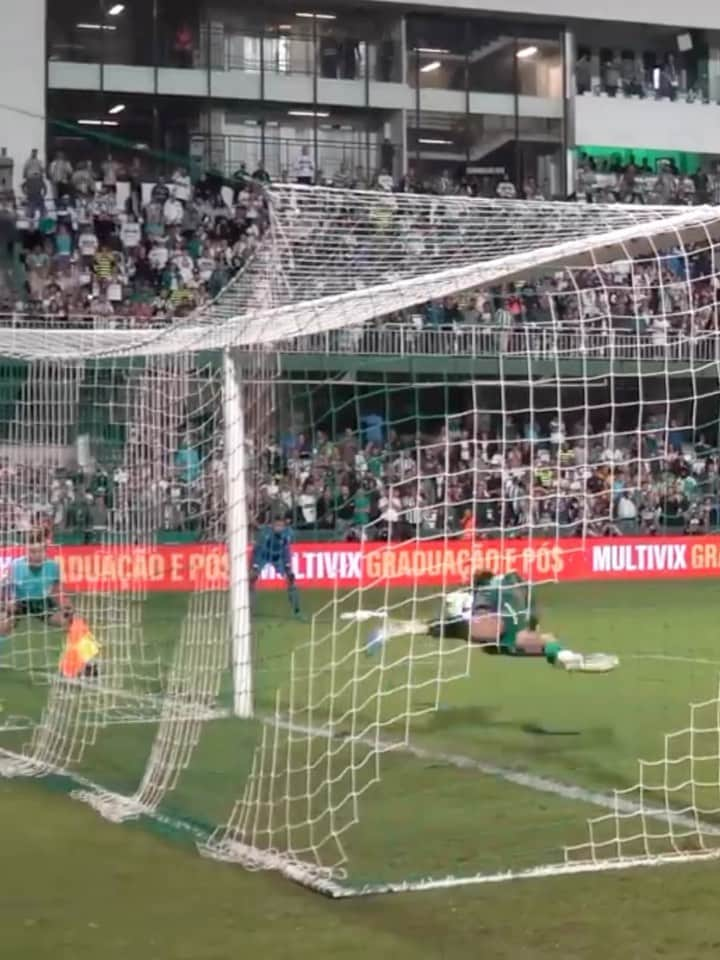 ガブリエウ・ヴァスコンセロス・フェレイラのインスタグラム：「Ligue o som para ver (e ouvir) a defesa salvadora de @gabrielvfofficial!   @Coritiba 💚 #CopaBetanodoBrasil   🎥 Douglas Ceccon | Coritiba」