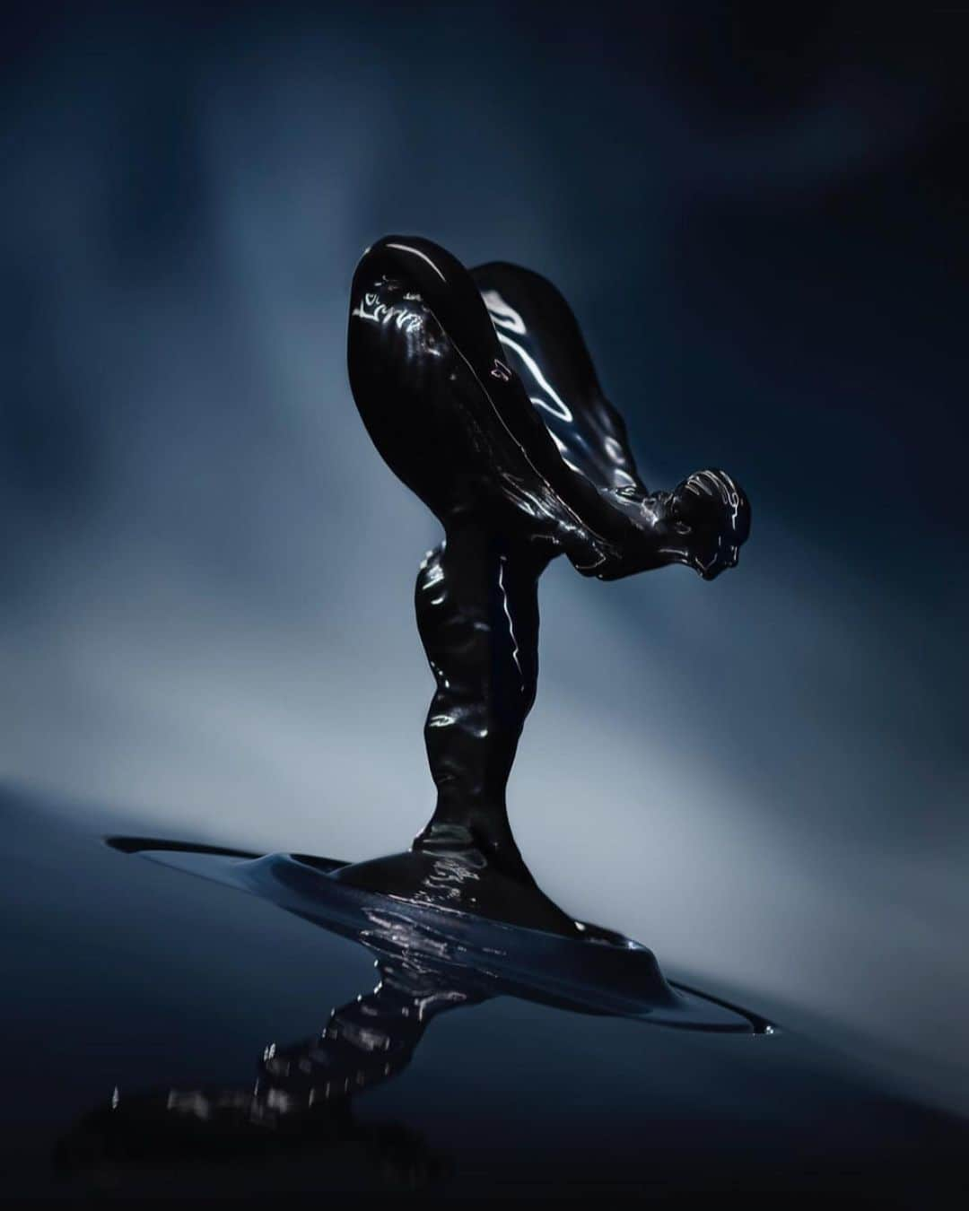 ロールス・ロイスのインスタグラム：「The dark chrome #SpiritofEcstasy commands the prow of all #BlackBadge models.   Emerging daring and defiant, she symbolises the marque’s ongoing quest to transcend convention.    Discover Black Badge; link in bio.」