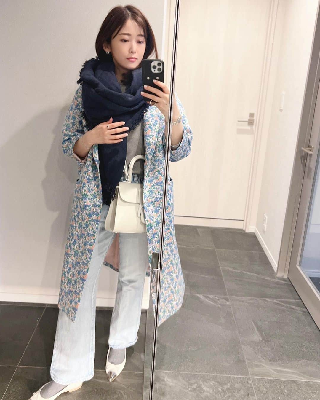 山本みらいのインスタグラム：「💙🌸💙🌸 あったかくなってきましたね。 日中のお出掛けは花柄コートに。  Stole @asaucemeler  Coat @tsurubymarikooikawa  Bag @delvaux   花粉で私の目はしょぼしょぼ。  梅干しみたいな、この目は…あの人！ 勉三さん！！！  (勉三さん知ってますか🙋‍♀️？ 👓をはずすと目が数字の3になってます)   でもお花見もしたいし、 花粉に負けず春らしいことをたくさん楽しみたいですね！」