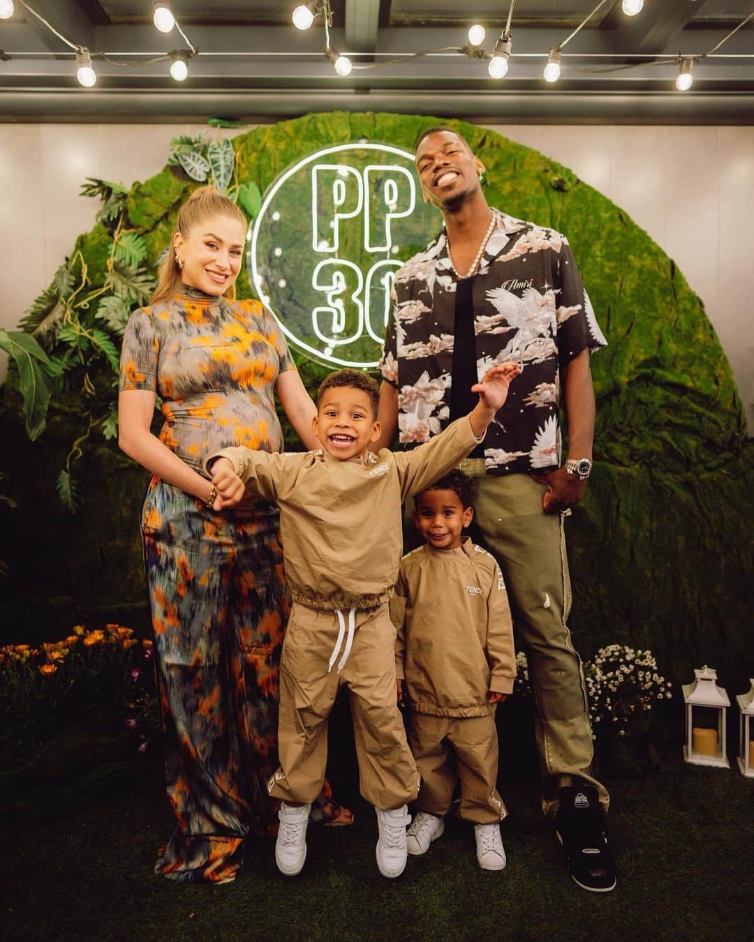 ポール・ポグバさんのインスタグラム写真 - (ポール・ポグバInstagram)「Big 30 🎉  Can’t be more grateful for everything I have.. sometimes things don’t go our way and you can’t do anything about it But what you can do it’s enjoy and appreciate every moment with the people you love, people that make you happy and make you better person everyday 🙏🏾❤️so a big thank you to all of you that been there for the good and the bad moment and keep supporting me no matter what ! I LOVE YOU ALL Big PP 3.0 🎉❤️🤲🏾」3月16日 3時15分 - paulpogba