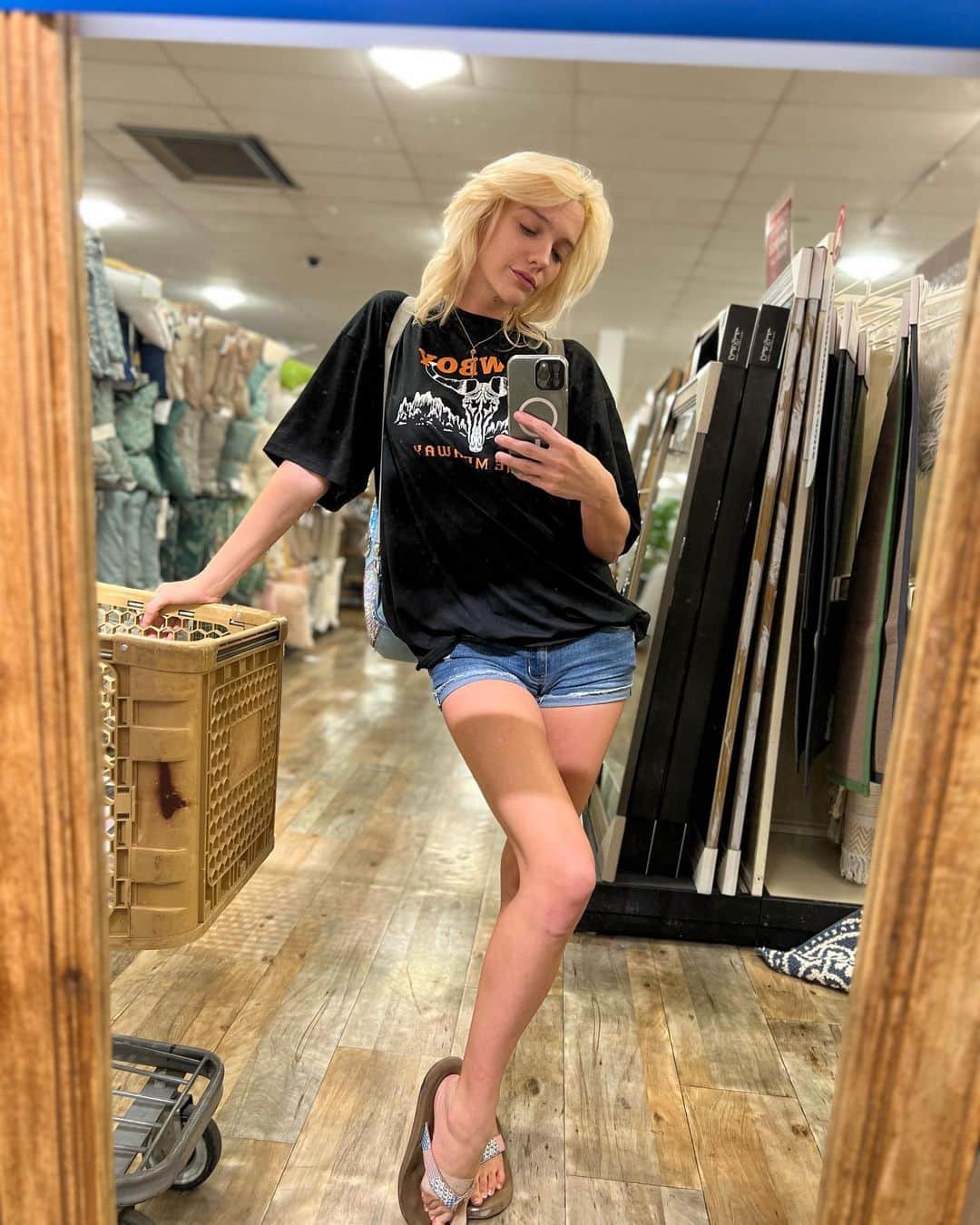 ケナ・ジェームスのインスタグラム：「Shopping for our place 🥰」