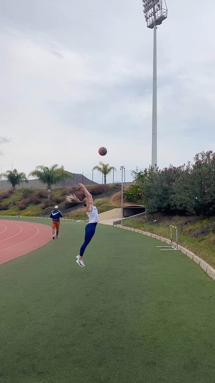 Sophia JUNKのインスタグラム：「Miss camp life 🌴😪 looking forward to the time when I find my old strength again 🤞🏼  Until then, we will work hard. There are 499 days left!   #pumaathlete #foreverfaster #sporthilferlp #lgrheinwied #trackandfield #fitness #olympics #motivation」