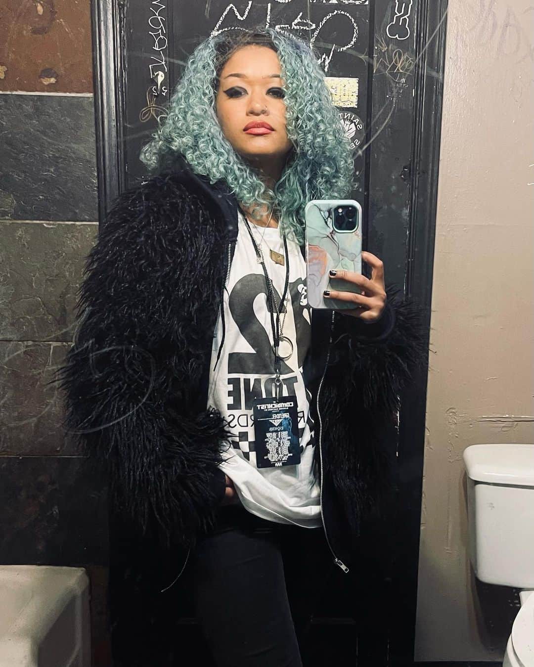 スキン・ダイアモンドのインスタグラム：「Just Tour Things 🎶 Catch the homies for their US shows!! The show is fucking incredible and they are just getting started. 🖤💀🤘🏾@combichrist @priestofficial @esoterik_music 🖤  Thank you @maeganmachine for kidnapping me 🌻 (Miss you guys already😭)」