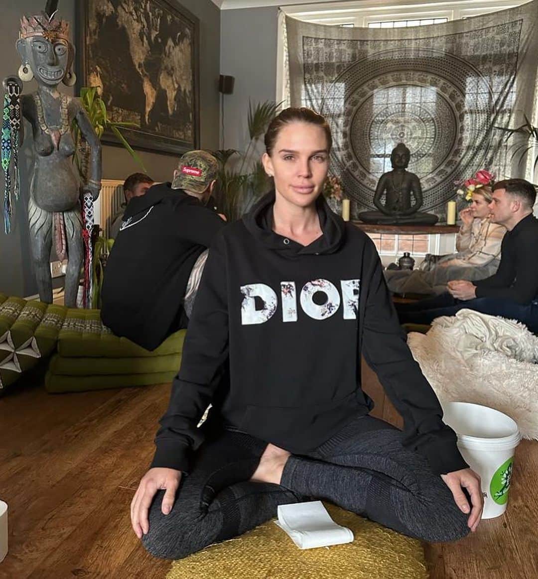 ダニエル・オハラのインスタグラム：「Well what an amazing spiritual emotional and hard journey I’ve been on today ✨💫🧘🏻‍♀️🐸 I’ve heard a lot about Kambo treatment which helps treat a lot of different symptoms effecting mind and body… (swipe to 3rd pic for examples)  I really wanted to try it to heal past traumas and manifest health and happiness for my life ✨⭐️ Today I’ve cried & off loaded  lots of emotional that I didn’t even know I was holding but I feel so light and free. Am now ready to continue my journey thanks @thekambokid for looking after me and my family great experience and great guy 💫✨🐸」