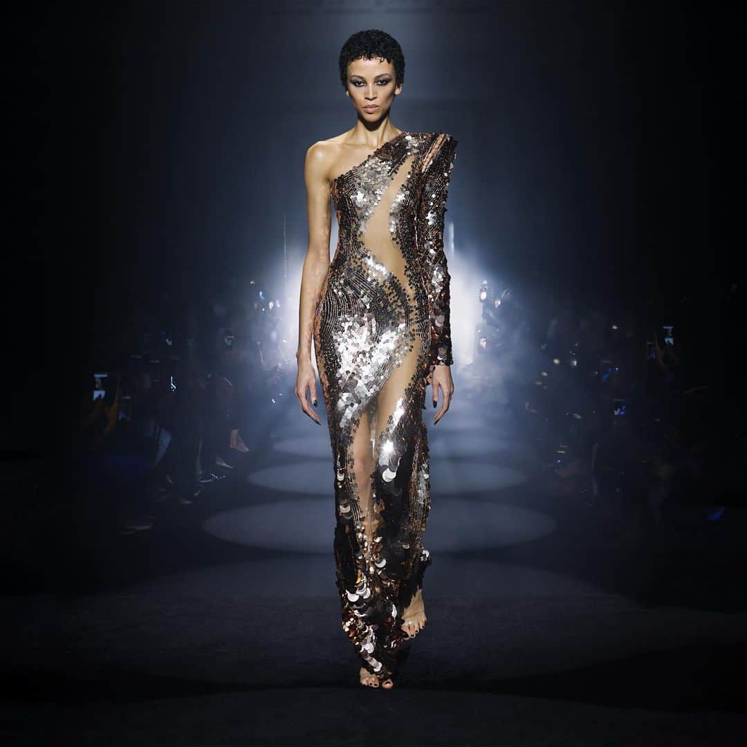 ジュリアンマクドナルドのインスタグラム：「Captivating the audience with a mesmerizing elegance, the utterly enchanting @alsoknownasem looked radiant and glamorous in a couture embroidered golden gown, incorporating various shades of rose, yellow and white gold hand-cut piettes with a dusting of Swarovski amber, golden shadow and crystal dorado shades of crystals.  Big thank you to all who contributed to a successful JULIENxGABRIELA AW24 show:  Styling: @karlplewka Makeup: @wendyrowe Hair: @sammcknight1 Nails: @glitterbels Shoes: @charkviani Belts: @jivomir.domoustchiev Tanning: @cocoandeve Production: @mybeautifulcity Music: @djsmokinjo Casting: @angusctmunro PR: @purplepr Official Sponsor: @weshopsocial」