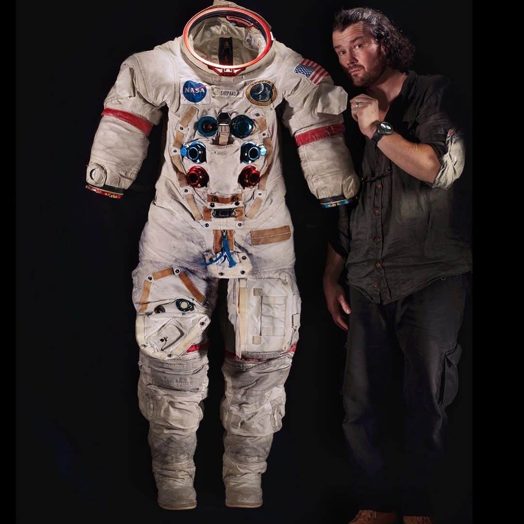 Robert Clarkさんのインスタグラム写真 - (Robert ClarkInstagram)「In 2007 I worked on a story for @natgeo on Biomimetics, the inspiration of nature on desgin. I was allowed access to the #Smithsonian museum and the NASA collection. #AlanShepard Apollo 14 suit was the one we decided to photograph. The the US Military & NASA were early proponents of Velcro. Shepard was one of the original Mercury 7 astronauts and the commander of #Apollo14. He was the fifth & the oldest Man to walk on the moon. Velcro was inspired by a scientist who was trying to remove cockleburs from his dogs fur and was impressed by its effectiveness.」3月16日 4時54分 - robertclarkphoto