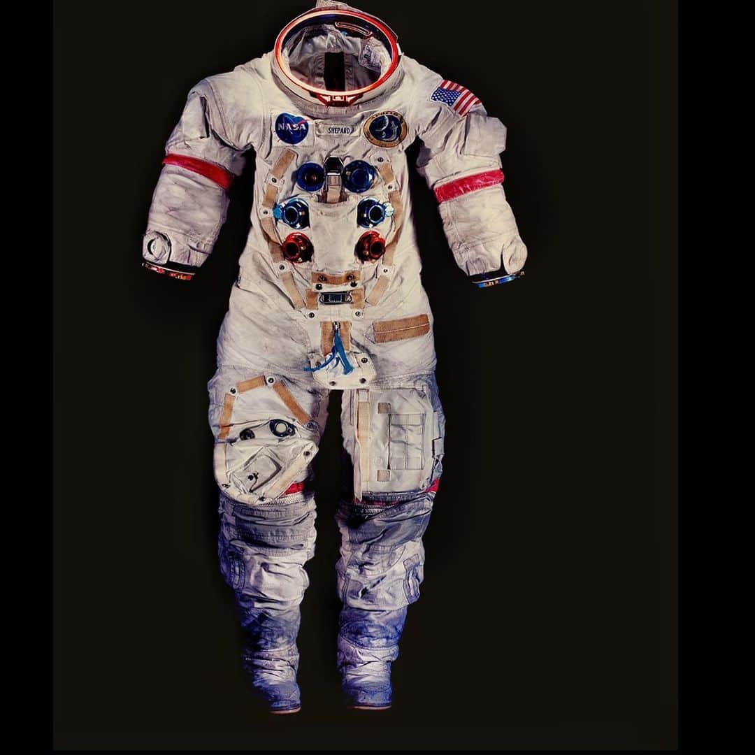 Robert Clarkさんのインスタグラム写真 - (Robert ClarkInstagram)「In 2007 I worked on a story for @natgeo on Biomimetics, the inspiration of nature on desgin. I was allowed access to the #Smithsonian museum and the NASA collection. #AlanShepard Apollo 14 suit was the one we decided to photograph. The the US Military & NASA were early proponents of Velcro. Shepard was one of the original Mercury 7 astronauts and the commander of #Apollo14. He was the fifth & the oldest Man to walk on the moon. Velcro was inspired by a scientist who was trying to remove cockleburs from his dogs fur and was impressed by its effectiveness.」3月16日 4時54分 - robertclarkphoto