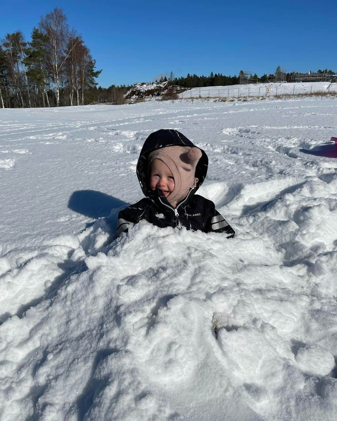 イザベル・オルソンのインスタグラム：「Snön va rolig, men nu vill vi ha vår ❄️☀️」