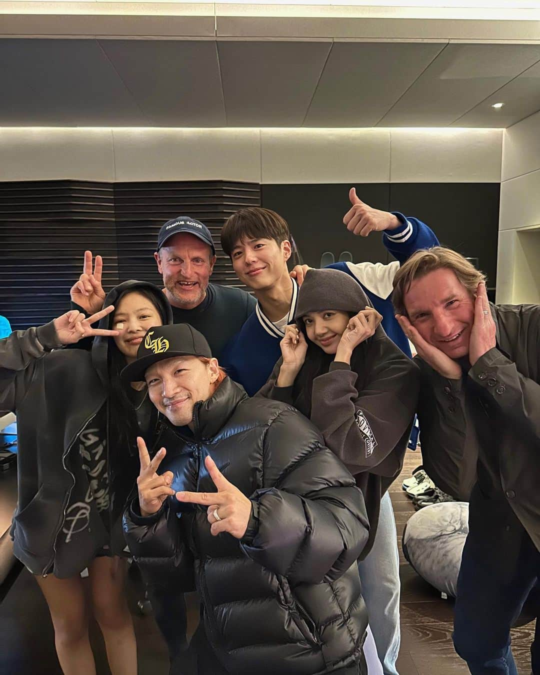 ウディ・ハレルソンさんのインスタグラム写真 - (ウディ・ハレルソンInstagram)「I had the most incredible time with these young talented folks in Seoul a couple of nights ago! They were so warm and friendly I didn't want to leave!」3月16日 5時08分 - woodyharrelson