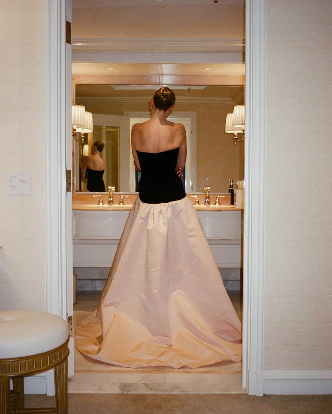 ケイト・ボスワースさんのインスタグラム写真 - (ケイト・ボスワースInstagram)「On film! #bts @vanityfair 🎀  Thank you @samanthamcmillen_stylist  @moniquelhuillier for this beautiful dress 💞 (& my dream date @justinlong for so sweetly making sure it looked perfect for me :)  @danadelaney @charlottetilbury for nailing the less-is-more assignment 🙏🏻  @bridgetbragerhair  @jennaleeartistry you girls are my heroes!!! I would have been lost without you 🫶🏻 @ashlie_johnson 💅🏻 the most important manicure to date 😘  📸 @logansrice」3月16日 5時19分 - katebosworth