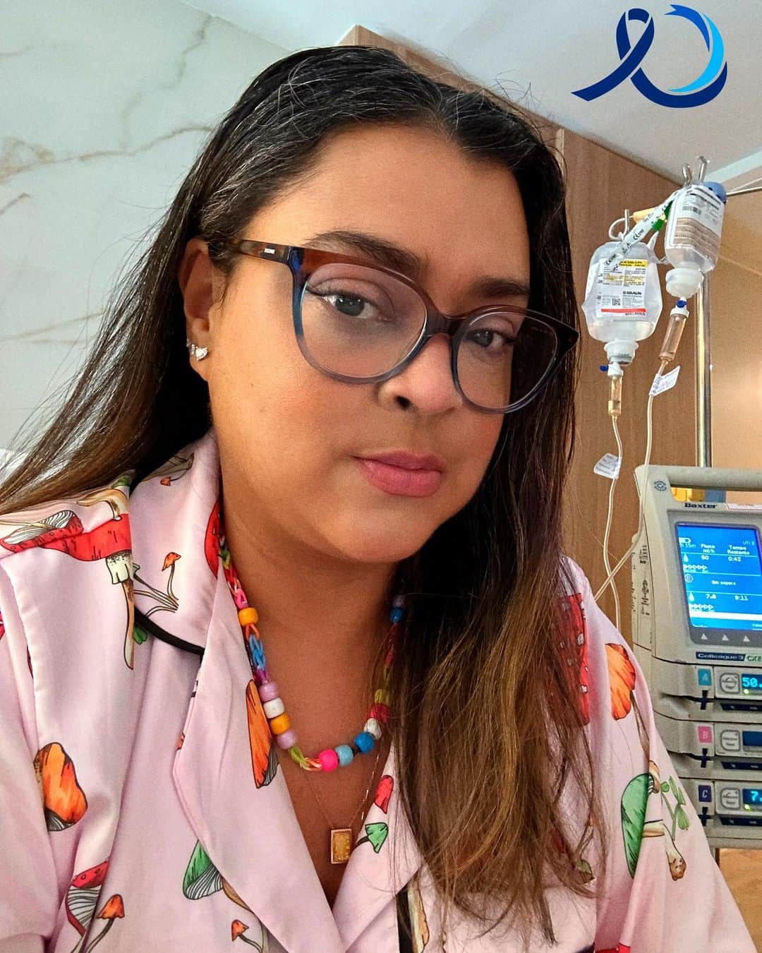 Preta Gilのインスタグラム：「Amores, hoje é dia de vestir azul! Estou no hospital fazendo meu 5º ciclo de quimioterapia, não tinha pijama azul, mas mesmo assim vim alertar para falar de um assunto importante com vocês! Hoje é dia da prevenção do câncer de intestino e colorretal junto com a @campanhamarcoazul! 💙  Como todos já sabem, estou no meu tratamento e felizmente descobri ele em um estágio menos avançado. O diagnóstico precoce salva vidas!   Muitas vezes, deixamos nossos compromissos pessoais a frente da nossa própria saúde e não enxergamos os sinais do nosso corpo. Se você tiver 45 anos ou mais e também casos na família, procure um médico e faça um preventivo o quanto antes para que fique tudo bem.  Além disso, uma alimentação mais saudável e a prática de exercícios são sempre recomendáveis para essa prevenção. Nutrir nosso corpo de forma correta é realmente importante.  Espalhem essa mensagem, avisem a quem vocês amam sobre a importância desse cuidado e não deixem de seguir o perfil da campanha para ficarem sempre atualizados da prevenção e de tudo relacionado ao assunto. O câncer de intestino tem 90% de chance de cura se descoberto em sua fase inicial!!! Vamos juntos?  #MarçoAzul #UseAzulPelaPrevenção」