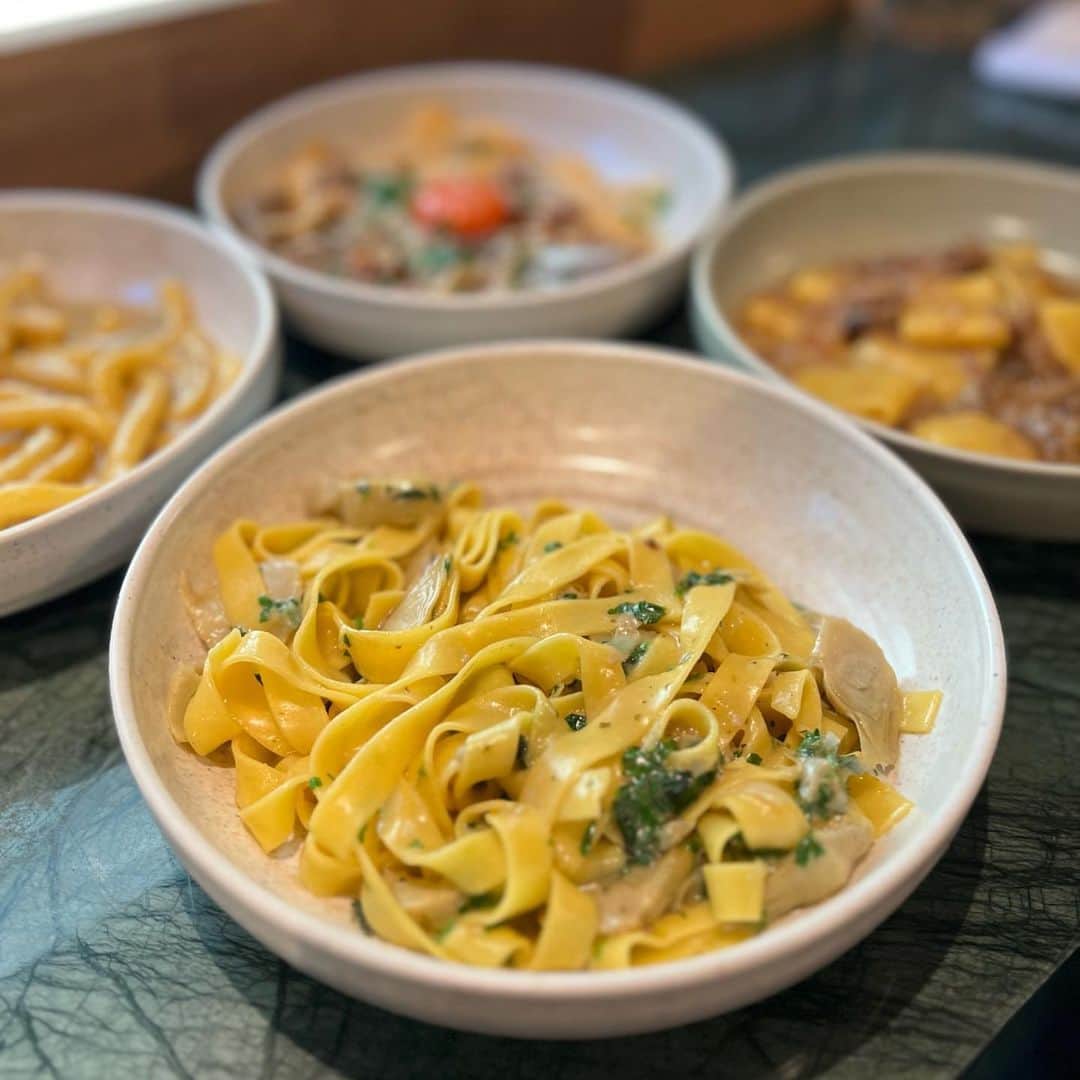 Eat With Steph & Coさんのインスタグラム写真 - (Eat With Steph & CoInstagram)「Would you like some more Parmesan with your Parmesan? 🧀 🍝  @nocipasta A friendly Italian pasta restaurant tucked in the center of Angel! 👼   We had a selection of 4 different pastas and they were all incredible!  The cacio e pepe was smooth and indulgent, the Silk handkerchiefs were a brilliant combination of textures and flavours. The artichoke Tagliatelle had the right level of tang and was really refreshing.   And the star of the show for us was the Veal and pork ragu which was bursting with flavour! The Monk’s Head cheese it comes with was also served with a really unique touch!  📍 Location: Noci, Angel 🍽 Cuisine: Italian 💸 Cost: £££ 🍃 Veg options: Available 🍜 Best dishes: Veal & pork Genovese ragu, Monk’s Head cheese, Paccheri」3月16日 5時20分 - eatwithsteph_ldn