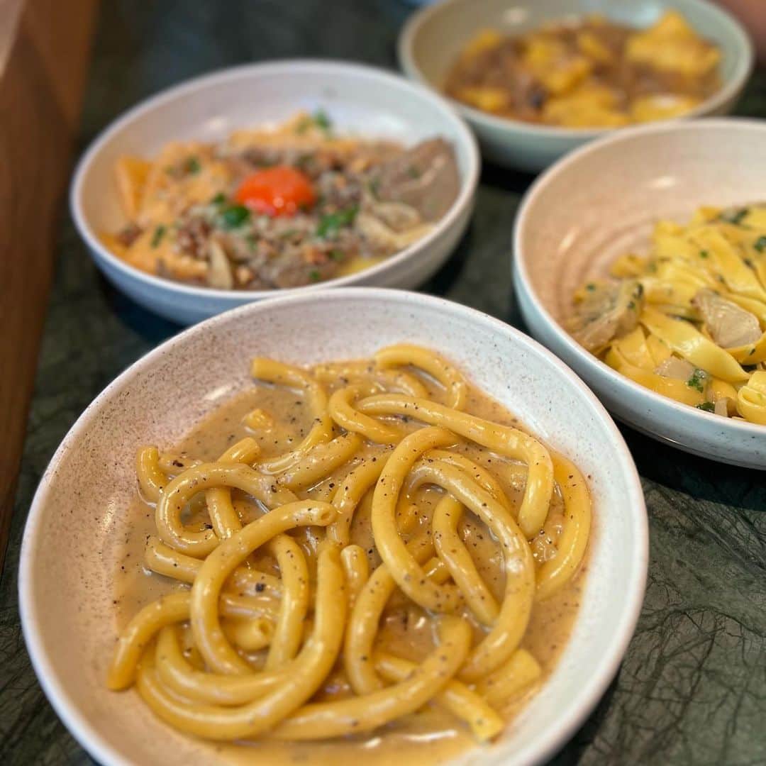 Eat With Steph & Coさんのインスタグラム写真 - (Eat With Steph & CoInstagram)「Would you like some more Parmesan with your Parmesan? 🧀 🍝  @nocipasta A friendly Italian pasta restaurant tucked in the center of Angel! 👼   We had a selection of 4 different pastas and they were all incredible!  The cacio e pepe was smooth and indulgent, the Silk handkerchiefs were a brilliant combination of textures and flavours. The artichoke Tagliatelle had the right level of tang and was really refreshing.   And the star of the show for us was the Veal and pork ragu which was bursting with flavour! The Monk’s Head cheese it comes with was also served with a really unique touch!  📍 Location: Noci, Angel 🍽 Cuisine: Italian 💸 Cost: £££ 🍃 Veg options: Available 🍜 Best dishes: Veal & pork Genovese ragu, Monk’s Head cheese, Paccheri」3月16日 5時20分 - eatwithsteph_ldn