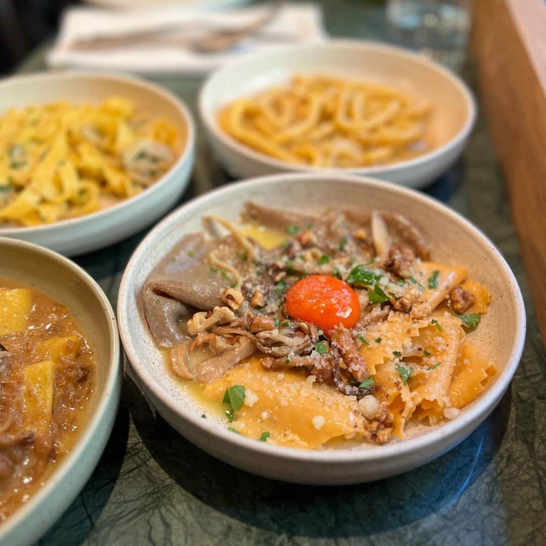 Eat With Steph & Coさんのインスタグラム写真 - (Eat With Steph & CoInstagram)「Would you like some more Parmesan with your Parmesan? 🧀 🍝  @nocipasta A friendly Italian pasta restaurant tucked in the center of Angel! 👼   We had a selection of 4 different pastas and they were all incredible!  The cacio e pepe was smooth and indulgent, the Silk handkerchiefs were a brilliant combination of textures and flavours. The artichoke Tagliatelle had the right level of tang and was really refreshing.   And the star of the show for us was the Veal and pork ragu which was bursting with flavour! The Monk’s Head cheese it comes with was also served with a really unique touch!  📍 Location: Noci, Angel 🍽 Cuisine: Italian 💸 Cost: £££ 🍃 Veg options: Available 🍜 Best dishes: Veal & pork Genovese ragu, Monk’s Head cheese, Paccheri」3月16日 5時20分 - eatwithsteph_ldn