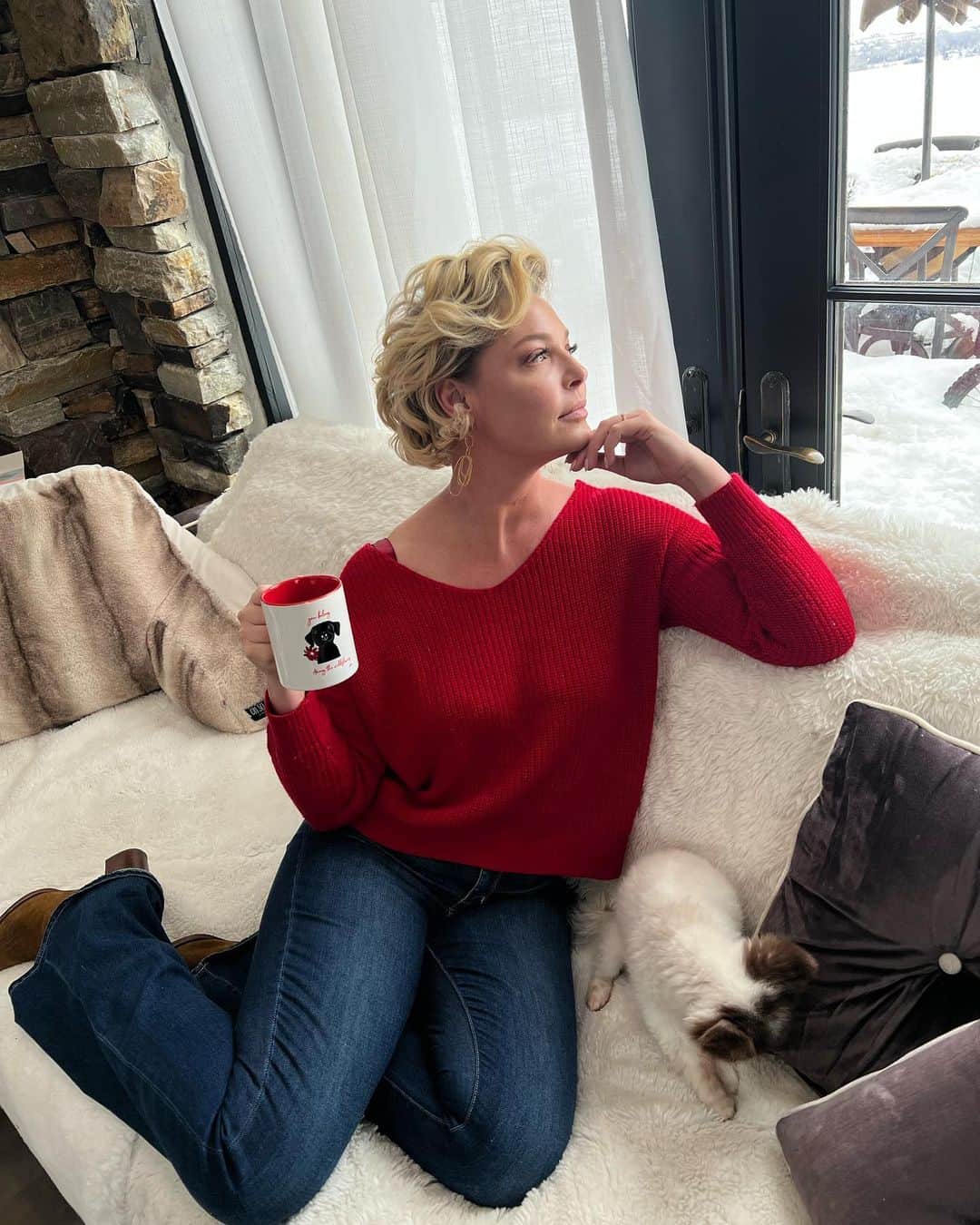 キャサリン・ハイグルのインスタグラム：「What am I up to? Nothing much. Just having a quiet moment. Enjoying my tea. In the mug I designed. That just happens to perfectly match my sweater. That I’m selling in my Shopify store where all proceeds go to animals in need. I’m selling the mug. Not the sweater. Though I will sell the sweater for said cause if it brings in a high enough price….😏❤️ Shopify link in bio…and thanks in advance for helping me help them!」