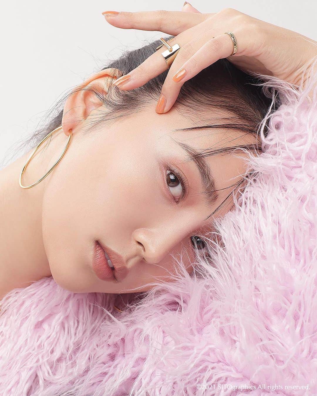 シト山口のインスタグラム：「コロナで３年ほど止まっていた真面目な方のシトさんがやってるデザイン協会の B0巨大ポスター展が始まっております。 本日、16日お昼まで会場におります( ´ ▽ ` )ﾉ 告知遅れて申し訳ありません🙏🏻🙇🏻‍♂️💦  中部クリエーターズクラブポスター展 &ポスターコンペティション入賞・入選作品展 2023年3月14日（火）～19日（日） 入場無料　午前10時～午後6時［金曜日は午後8時・最終日は午後4時まで］ 愛知県美術館ギャラリー G室（愛知芸術文化センター 8 階） 〒461-8525 名古屋市東区東桜1-13-2 Tel:052-971-5511 主催｜中部クリエーターズクラブ 協賛｜セントラル画材株式会社」