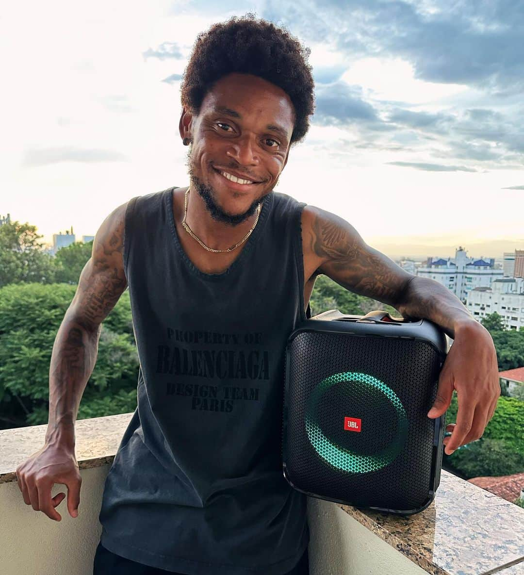 ルイス・アドリアーノのインスタグラム：「Curtindo minha folga com a minha melhor cia: Partybox Encore Essential que só a @jbl_brasil tem!」