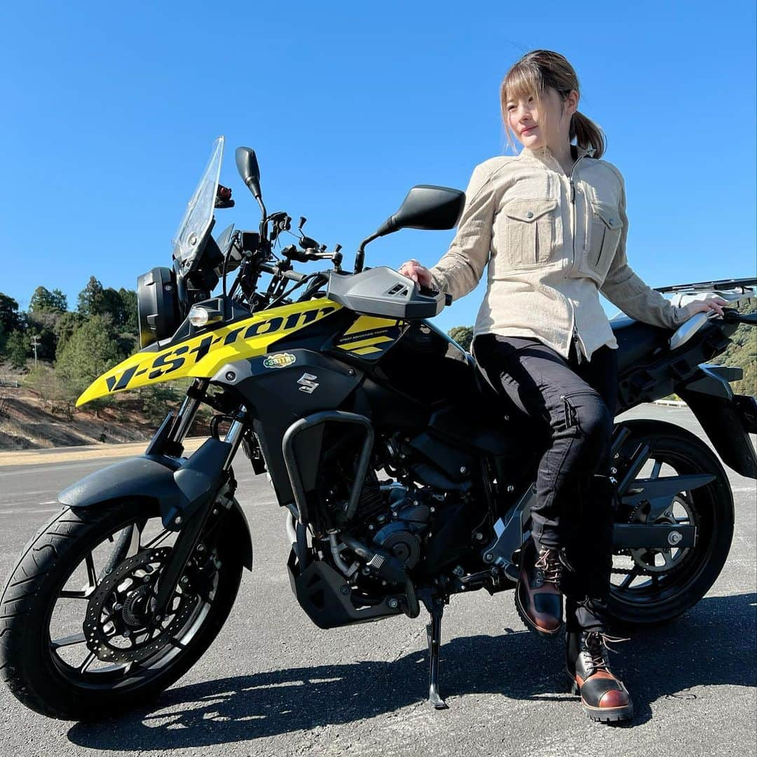 上矢えり奈のインスタグラム：「＊-＊-＊-＊-＊-＊-＊-＊  デイトナさんの オシャレでカジュアルな ライダーファッション🏍  普通の私服に見えて、実はしっかり プロテクターが入ってたり ギアチェン用にブーツの所にも しっかり工夫が…🤭🫣  ぽかぽかしてきたし、益々 ツーリングに行きたくなる季節だね💨  erina.  ＊-＊-＊-＊-＊-＊-＊-＊  #デイトナ　#ライダー　#ライダーファッション　#バイク女子　#ブイストローム　#vストローム　#上矢えり奈」