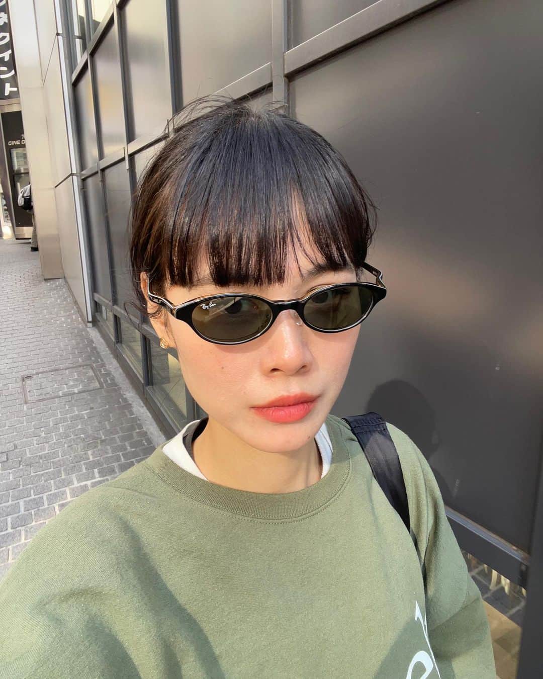 田中シェンさんのインスタグラム写真 - (田中シェンInstagram)「ありカツオございます🐟 (詳しくは本文で！)  Tops @creek_anglersdevice  Shirts @poloralphlauren  Pants @stevenalan  Shoes @salomon  Bag @apretro_official  Pierce @cartier   インスタのおすすめに流れて きた鰹節たっぷりのおにぎり、 田中も食べたい！ と思い行ってきました🍙  #渋谷かつお食堂  @katsuoshokudo  こじんまりコの字カウンターは 店員さんがよく話しかけてくれて、 とってもリラックス。これでもかと 舞い踊る鰹節渋谷おにぎりは、本当に絶品でした。星3っつ！これにトッピングでわさびをつけたらまー、最高。帰りに 「あり鰹ございました。」 「ごち鰹ございました。」 と掛け合い、とても気分良かったです。また女将がいる時いきます‼️  @alldayplace_shibuya  グリーンのタイルが印象的なカフェ。写真撮るため外の席へ。 オーツミルクラテが命綱。 お腹いっぱいだったから次はピザ🍕食べたい！  知ってるようでまだまだ知らないお店いっぱいの渋谷がとにかく楽しい❣️おすすめのお店あったら教えてください☺️🙌🏻  良い週末を❣️  Have u ever tried Dried bonito rice balls 🍙 ? Here’s a good place to go in Shibuya. @katsuoshokudo ppl works there are very friendly to tourists 🫶🏻 and the rice ball, miso soup set is AMAZING 🤩 gotta try !  #渋谷グルメ巡り #渋谷朝ごはん #渋谷ごはん #渋谷さんぽ #宮下パークグルメ #宮下パーク屋上 #miyashitapark #tokyotourism #渋谷ファッション #春ファッションコーデ #スポーティーコーデ好き #ヘッドホンコーデ  #ヘッドホン女子 #salomonshoes  #テック系 #渋谷さんぽ  #creekfashion #코디스타그램그램 #日本旅遊達人  #옷스타그램daily #오늘뭐입지❓  #周边游好去处 #每日穿搭分享 #日系穿搭必備  #데일리룩패션 #먹방」3月16日 19時50分 - shen_tanaka