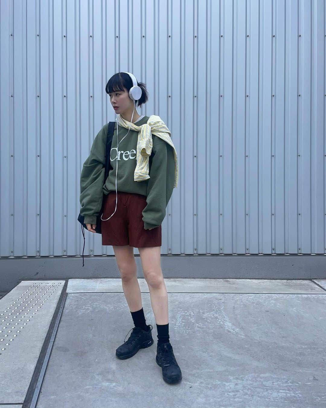 田中シェンさんのインスタグラム写真 - (田中シェンInstagram)「ありカツオございます🐟 (詳しくは本文で！)  Tops @creek_anglersdevice  Shirts @poloralphlauren  Pants @stevenalan  Shoes @salomon  Bag @apretro_official  Pierce @cartier   インスタのおすすめに流れて きた鰹節たっぷりのおにぎり、 田中も食べたい！ と思い行ってきました🍙  #渋谷かつお食堂  @katsuoshokudo  こじんまりコの字カウンターは 店員さんがよく話しかけてくれて、 とってもリラックス。これでもかと 舞い踊る鰹節渋谷おにぎりは、本当に絶品でした。星3っつ！これにトッピングでわさびをつけたらまー、最高。帰りに 「あり鰹ございました。」 「ごち鰹ございました。」 と掛け合い、とても気分良かったです。また女将がいる時いきます‼️  @alldayplace_shibuya  グリーンのタイルが印象的なカフェ。写真撮るため外の席へ。 オーツミルクラテが命綱。 お腹いっぱいだったから次はピザ🍕食べたい！  知ってるようでまだまだ知らないお店いっぱいの渋谷がとにかく楽しい❣️おすすめのお店あったら教えてください☺️🙌🏻  良い週末を❣️  Have u ever tried Dried bonito rice balls 🍙 ? Here’s a good place to go in Shibuya. @katsuoshokudo ppl works there are very friendly to tourists 🫶🏻 and the rice ball, miso soup set is AMAZING 🤩 gotta try !  #渋谷グルメ巡り #渋谷朝ごはん #渋谷ごはん #渋谷さんぽ #宮下パークグルメ #宮下パーク屋上 #miyashitapark #tokyotourism #渋谷ファッション #春ファッションコーデ #スポーティーコーデ好き #ヘッドホンコーデ  #ヘッドホン女子 #salomonshoes  #テック系 #渋谷さんぽ  #creekfashion #코디스타그램그램 #日本旅遊達人  #옷스타그램daily #오늘뭐입지❓  #周边游好去处 #每日穿搭分享 #日系穿搭必備  #데일리룩패션 #먹방」3月16日 19時50分 - shen_tanaka