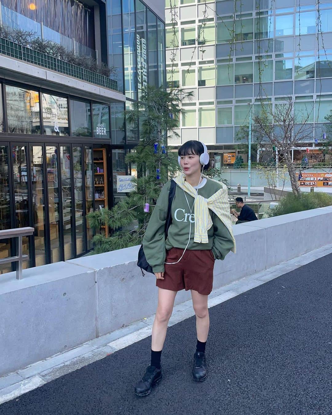 田中シェンさんのインスタグラム写真 - (田中シェンInstagram)「ありカツオございます🐟 (詳しくは本文で！)  Tops @creek_anglersdevice  Shirts @poloralphlauren  Pants @stevenalan  Shoes @salomon  Bag @apretro_official  Pierce @cartier   インスタのおすすめに流れて きた鰹節たっぷりのおにぎり、 田中も食べたい！ と思い行ってきました🍙  #渋谷かつお食堂  @katsuoshokudo  こじんまりコの字カウンターは 店員さんがよく話しかけてくれて、 とってもリラックス。これでもかと 舞い踊る鰹節渋谷おにぎりは、本当に絶品でした。星3っつ！これにトッピングでわさびをつけたらまー、最高。帰りに 「あり鰹ございました。」 「ごち鰹ございました。」 と掛け合い、とても気分良かったです。また女将がいる時いきます‼️  @alldayplace_shibuya  グリーンのタイルが印象的なカフェ。写真撮るため外の席へ。 オーツミルクラテが命綱。 お腹いっぱいだったから次はピザ🍕食べたい！  知ってるようでまだまだ知らないお店いっぱいの渋谷がとにかく楽しい❣️おすすめのお店あったら教えてください☺️🙌🏻  良い週末を❣️  Have u ever tried Dried bonito rice balls 🍙 ? Here’s a good place to go in Shibuya. @katsuoshokudo ppl works there are very friendly to tourists 🫶🏻 and the rice ball, miso soup set is AMAZING 🤩 gotta try !  #渋谷グルメ巡り #渋谷朝ごはん #渋谷ごはん #渋谷さんぽ #宮下パークグルメ #宮下パーク屋上 #miyashitapark #tokyotourism #渋谷ファッション #春ファッションコーデ #スポーティーコーデ好き #ヘッドホンコーデ  #ヘッドホン女子 #salomonshoes  #テック系 #渋谷さんぽ  #creekfashion #코디스타그램그램 #日本旅遊達人  #옷스타그램daily #오늘뭐입지❓  #周边游好去处 #每日穿搭分享 #日系穿搭必備  #데일리룩패션 #먹방」3月16日 19時50分 - shen_tanaka