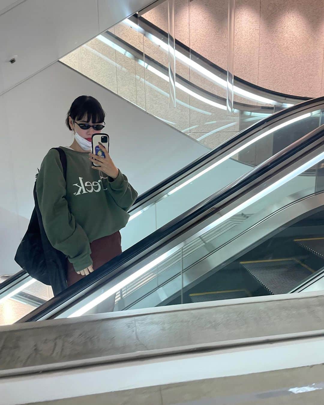 田中シェンさんのインスタグラム写真 - (田中シェンInstagram)「ありカツオございます🐟 (詳しくは本文で！)  Tops @creek_anglersdevice  Shirts @poloralphlauren  Pants @stevenalan  Shoes @salomon  Bag @apretro_official  Pierce @cartier   インスタのおすすめに流れて きた鰹節たっぷりのおにぎり、 田中も食べたい！ と思い行ってきました🍙  #渋谷かつお食堂  @katsuoshokudo  こじんまりコの字カウンターは 店員さんがよく話しかけてくれて、 とってもリラックス。これでもかと 舞い踊る鰹節渋谷おにぎりは、本当に絶品でした。星3っつ！これにトッピングでわさびをつけたらまー、最高。帰りに 「あり鰹ございました。」 「ごち鰹ございました。」 と掛け合い、とても気分良かったです。また女将がいる時いきます‼️  @alldayplace_shibuya  グリーンのタイルが印象的なカフェ。写真撮るため外の席へ。 オーツミルクラテが命綱。 お腹いっぱいだったから次はピザ🍕食べたい！  知ってるようでまだまだ知らないお店いっぱいの渋谷がとにかく楽しい❣️おすすめのお店あったら教えてください☺️🙌🏻  良い週末を❣️  Have u ever tried Dried bonito rice balls 🍙 ? Here’s a good place to go in Shibuya. @katsuoshokudo ppl works there are very friendly to tourists 🫶🏻 and the rice ball, miso soup set is AMAZING 🤩 gotta try !  #渋谷グルメ巡り #渋谷朝ごはん #渋谷ごはん #渋谷さんぽ #宮下パークグルメ #宮下パーク屋上 #miyashitapark #tokyotourism #渋谷ファッション #春ファッションコーデ #スポーティーコーデ好き #ヘッドホンコーデ  #ヘッドホン女子 #salomonshoes  #テック系 #渋谷さんぽ  #creekfashion #코디스타그램그램 #日本旅遊達人  #옷스타그램daily #오늘뭐입지❓  #周边游好去处 #每日穿搭分享 #日系穿搭必備  #데일리룩패션 #먹방」3月16日 19時50分 - shen_tanaka